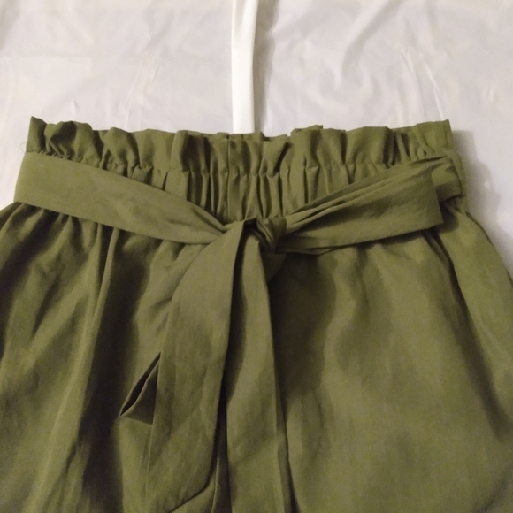 Women's Shein  Paper Bag Shorts, sz S, Olive Green, Preowned - Picture 2 of 6